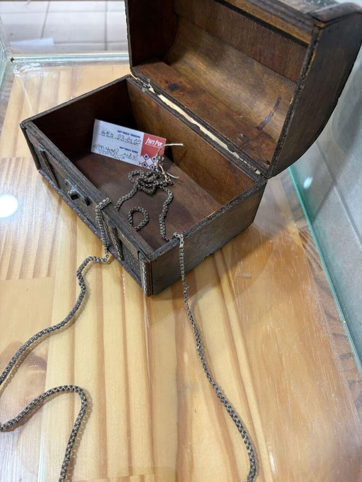 השרשרת שלפי עדויות הייתה שייכת לזלפה קרסו יחזקאלי, הנופלת המבוגרת ביותר בתולדות צה"ל