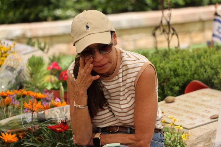 אילנית מבקרת את הקבר של בנה ביום הזיכרון