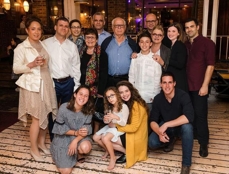 אבא וסבא אהוב. הר-אבן במרכז התמונה עם רעייתו, ילדיו ונכדיו באירוע משפחתי 