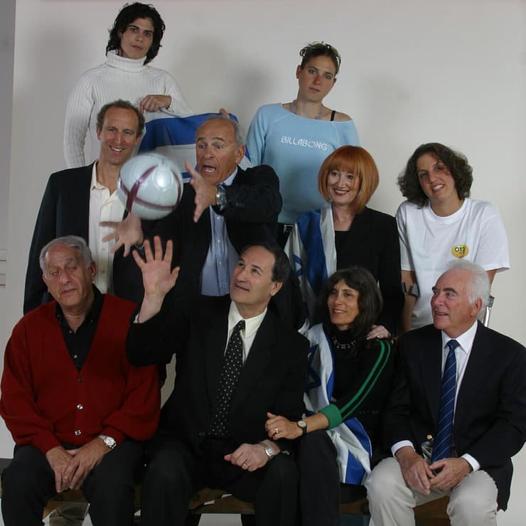 מדליקי המשואות ב-2004. מימין למעלה: לי קורזיץ, יעל ארד, קרן לייבוביץ, מיכל שחר-שור, מרדכי שפיגלר, רון בולוטין, איאן פרומן, אסתר רוט-שחמורוב וטל ברודי 