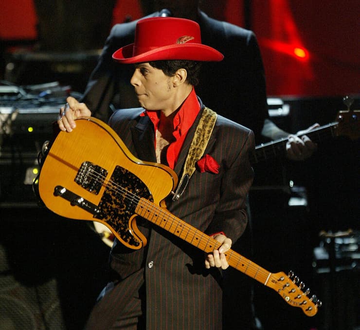 פרינס בטקס הכניסה של ג'ורג' האריסון להיכל התהילה של הרוקנ'רול