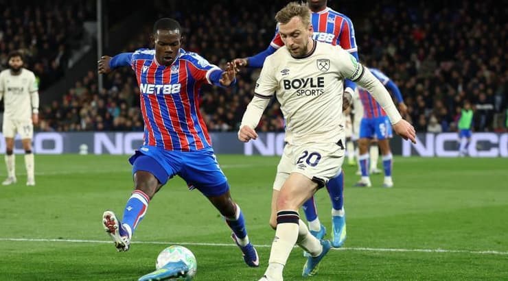 ג'רוד בואן מנסה לבעוט ללא נעל