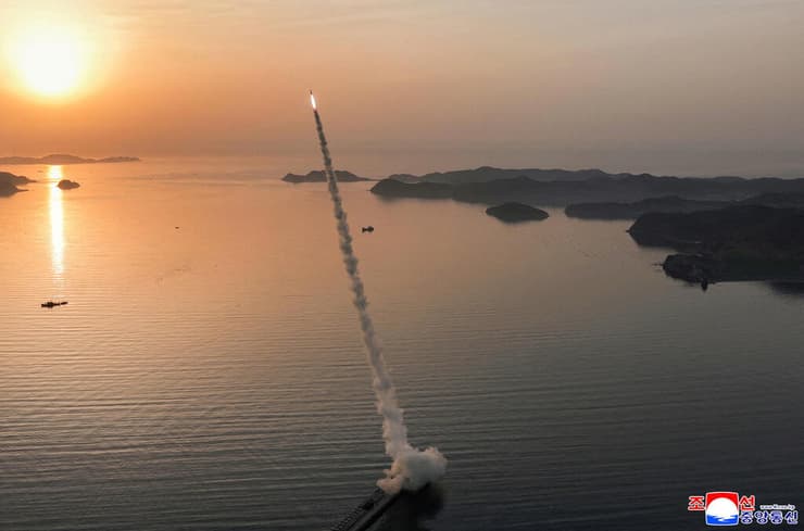 ניסוי שיגור טיל של צפון קוריאה מדגם הוואסונג 11 עם ראש קרב מתפצל חימוש מצרר