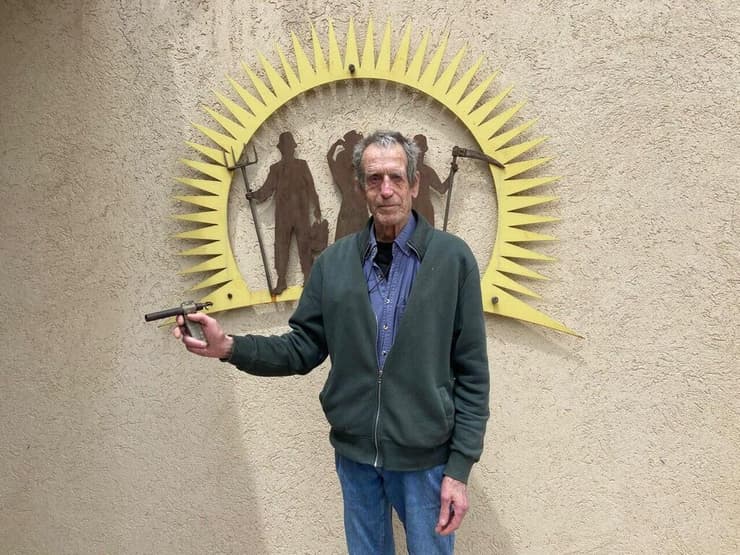 יואב אהרוני, אחיו של עוזי - עם הנשק המאולתר שלו