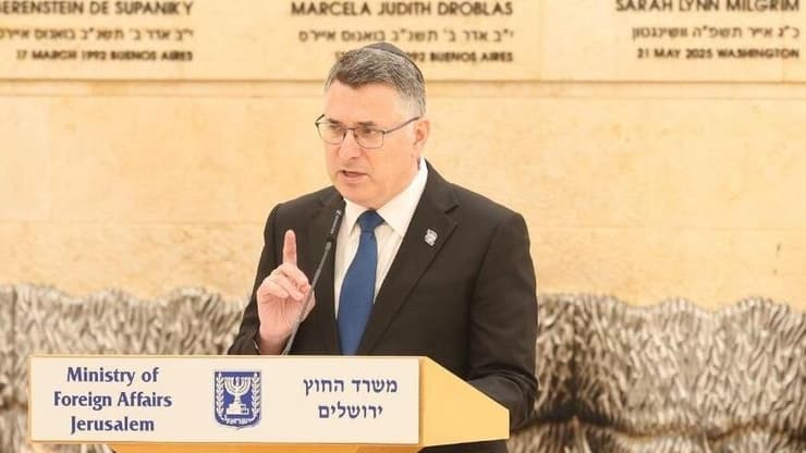 שר החוץ גדעון סער בטקס יום הזיכרון לנופלים בשירות משרד החוץ