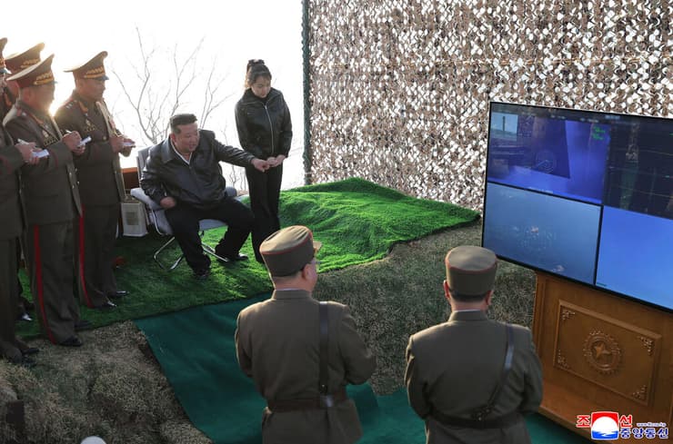 שליט צפון קוריאה קים ג'ונג און מפקח יחד עם בתו ג'ו אאה על ניסוי שיגור טיל בליסטי