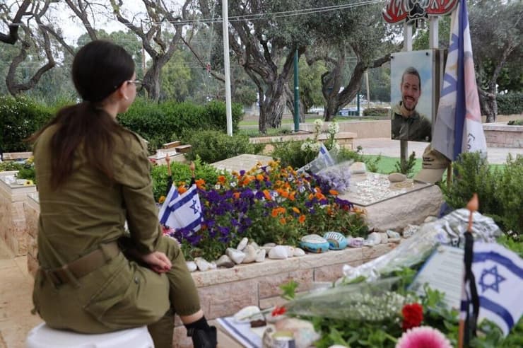 אגם מבקרת את איתי חן