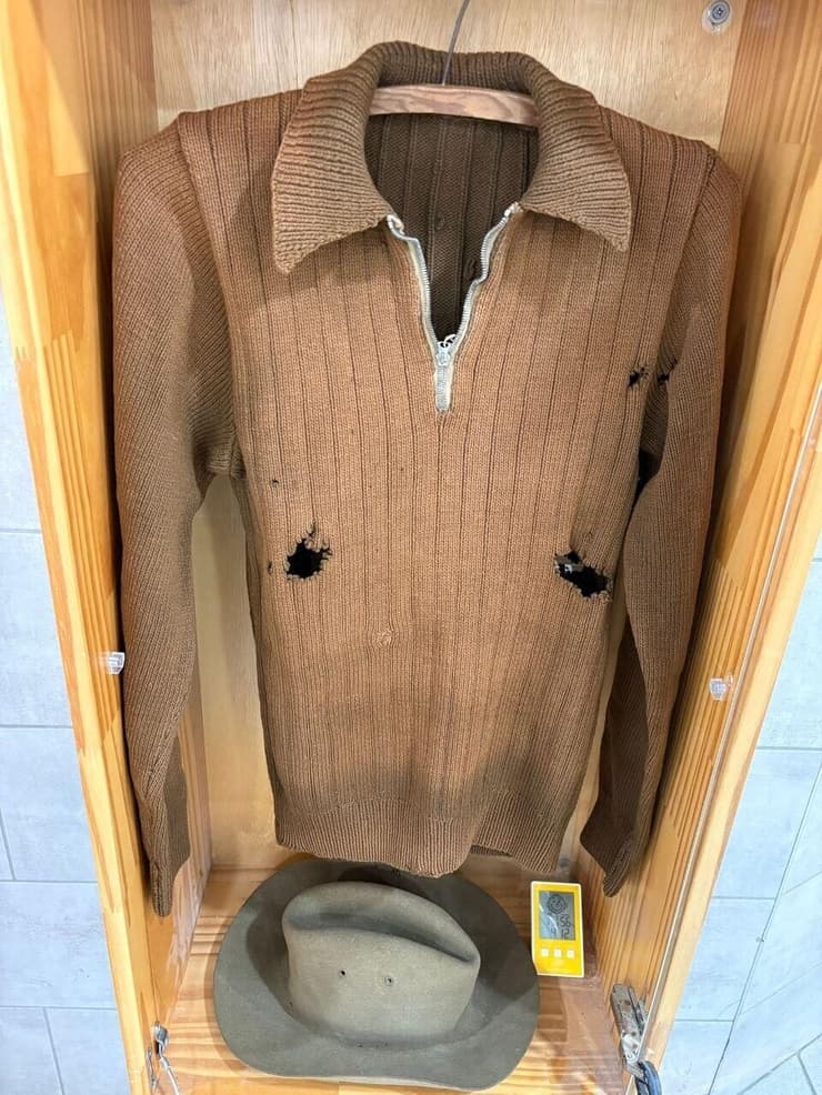 הסוודר של אוריאל אופק, שנוקב מקליעים בדרך לגוש עציון במלחמת העצמאות