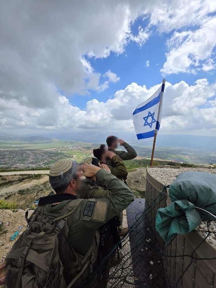 כוחות אוגדה 91 בדרום לבנון מצדיעים לדגל ישראל ביום הזיכרון