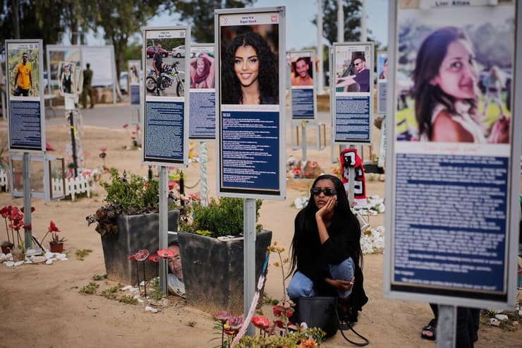 אנדרטת הנצחה לנרצחים בנובה (צילום: AP Photo/Ohad Zwigenberg) אנדרטת נרצחי פסטיבל נובה