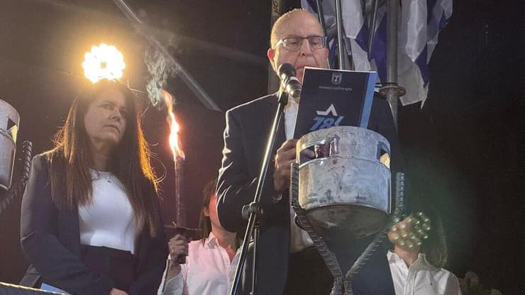 איילת השחר סיידוף ומשה (בוגי) יעלון בטקס מחאה אלטרנטיבי ליברלי - הדלקת משואות , יום העצמאות 78 לישראל