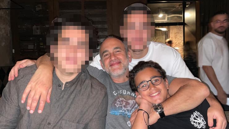 מימין לשמאל: הבן הצעיר בנימין, הבן דורון, ד"ר יונתן אוהבה ואורי - הבן הבכור