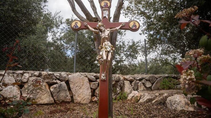 פסל ישו החדש שהוצב בכפר דבל בדרום לבנון במקום זה שנותץ