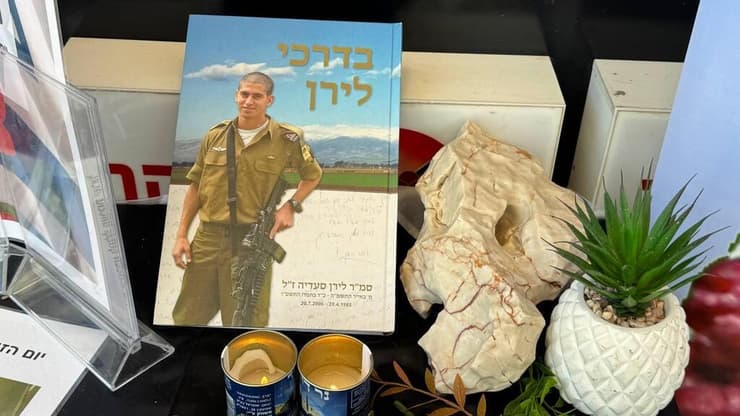 פינת הנצחה שהוקמה בכניסה לקרית שמונה הבוקר לזכרו של לירן סעדיה ז״ל