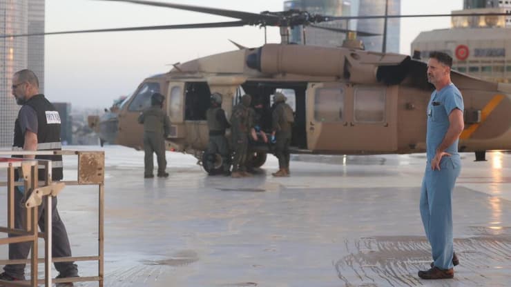 ד"ר אייל חשביה, מנהל מערך הטראומה במרכז הרפואי איכילוב, בעת נחיתת מסוק ובו הפצועים ח' ו-י', שני לוחמי צה"ל במילואים שנפצעו בלבנון 