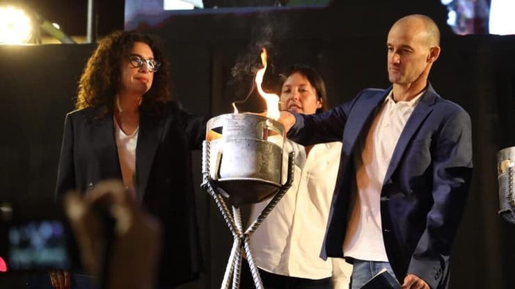 רון שרף וליאת וייס בטקס מחאה אלטרנטיבי ליברלי - הדלקת משואות , יום העצמאות 78 לישראל