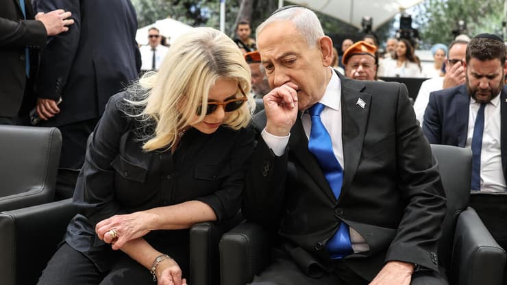 טענת העובדת: זיתים ועגבניות הושלכו לעיני נתניהו (צילום: Ilia Yefimovich/Pool Photo via AP) טקס האזכרה הממלכתי לחללי פעולות האיבה בהר הרצל