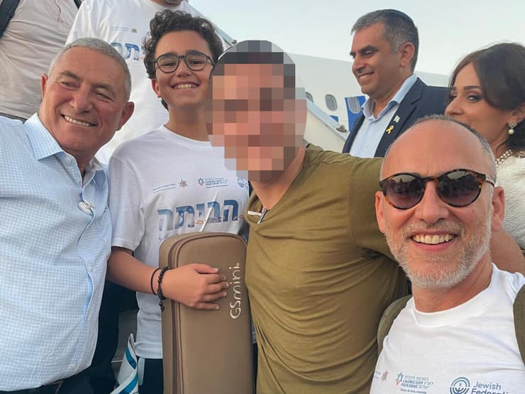 מימין לשמאל: ד"ר יונתן אוהבה, הבן דורון, הבן הצעיר בנימין ודורון אלמוג שליווה אז את המשפחה. התמונה בירידה מהמטוס כשההורים והבן הצעיר עלו לישראל