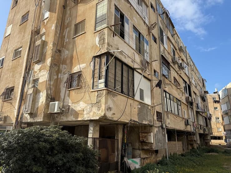 בניין ישן במרכז הארץ לפני התחדשות עירונית