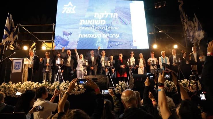 השאת משואות דמוקרטית-ליברלית בערב יום העצמאות - רחבת מוזיאון תל אביב 