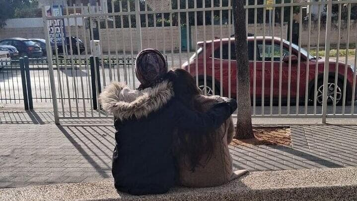 האם וביתה שהותקפה מינית על ידי המורה