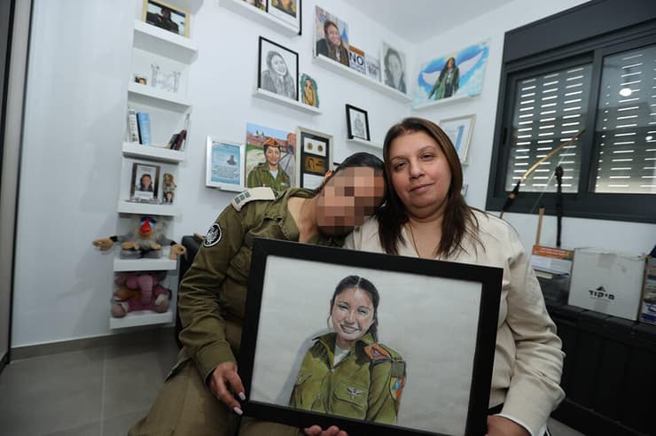 יוכי מוזס אמא של סרן אור מוזס זל יחד עם הקצינה שמחליפה אותה בתפקיד רוני מרום 