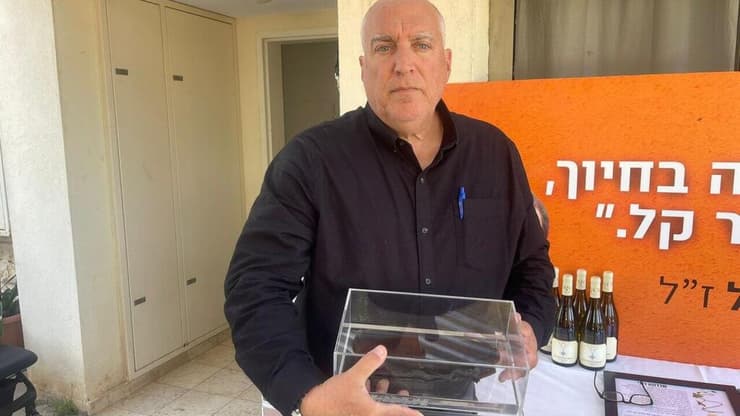 איל אשל עם הכומתה של בתו רוני אשל ז"ל