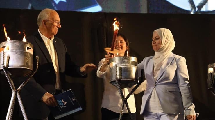 פרופ' דוד הראל וסומיה בשיר בטקס מחאה אלטרנטיבי ליברלי - הדלקת משואות , יום העצמאות 78 לישראל