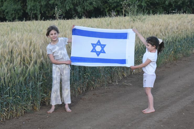 ירדן ואביב גדיש בשדה בקיבוץ עמיר