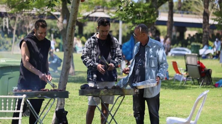 משפחות עושות על האש ביום העצמאות בפארק הירקון