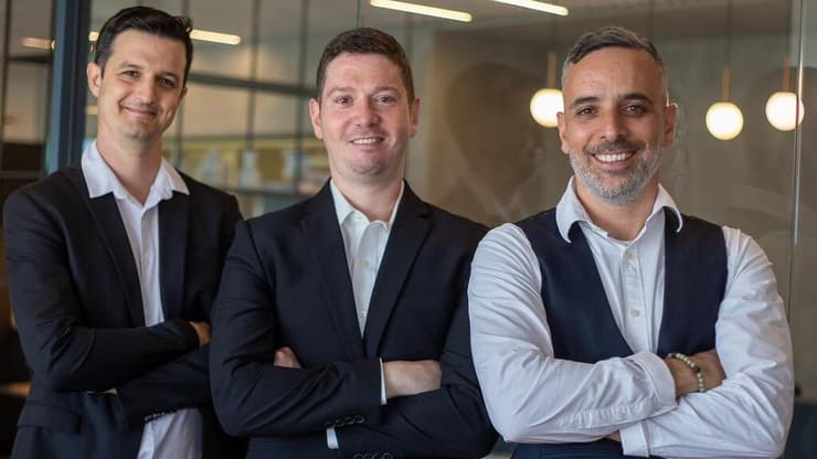 מימין: עוה"ד רועי ביטון, אדם לוין ויונתן רפפורט 