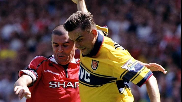 שחקן ארסנל מארק אוברמארס מול שחקן מנצ'סטר יונייטד רוי קין