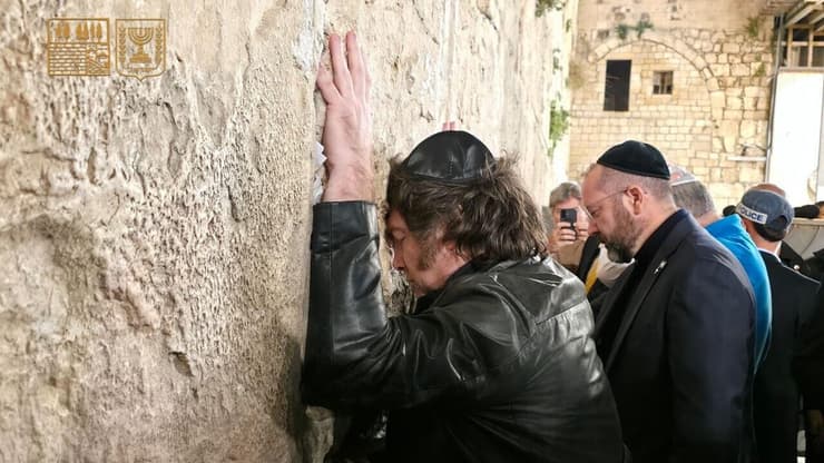 מיליי מתפלל בכותל המערבי