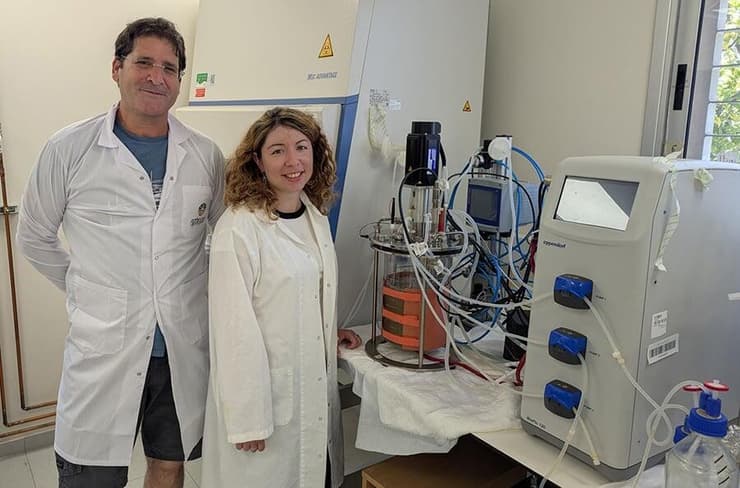 לצלוח את "עמק המוות" שבין ניסויים מוצלחים בקנה מידה מעבדתי, לייצור כמות מספיקה לניסויי שדה, ובהמשך לייצור מסחרי. אור שפירא ויבגניה אוסטרוב ליד אחד ממכלי ההתססה במרכז לאגרוטכנולוגיה מיקרוביאלית 