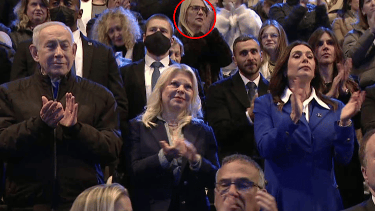 איריס ענבים תומכת נתניהו בטקס המשואות