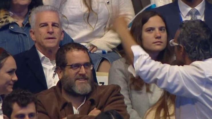 ראש המוסד דדי ברנע ליד תומר משקף לבן בטקס המשואות