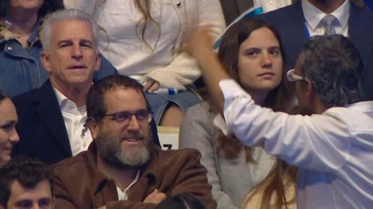 ראש המוסד דדי ברנע ליד תומר משקף לבן בטקס המשואות