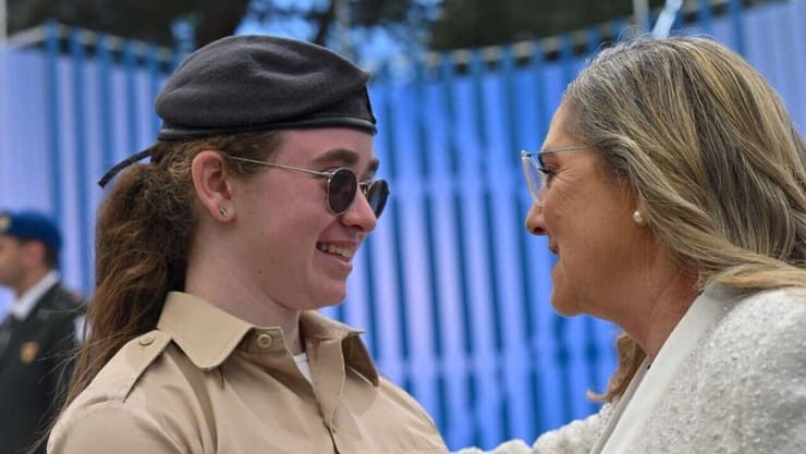 שורדת השבי מיאה ליימברג ורעיית הנשיא מיכל הרצוג בטקס החיילים המצטיינים (צילום: אלעד מלכה) מיאה ליימברג ומיכל הרצוג בטקס החיילים המצטיינים של יום העצמאות ה-78