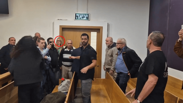 איריס ענבים תומכת נתניהו בדיון תיקי האלפים