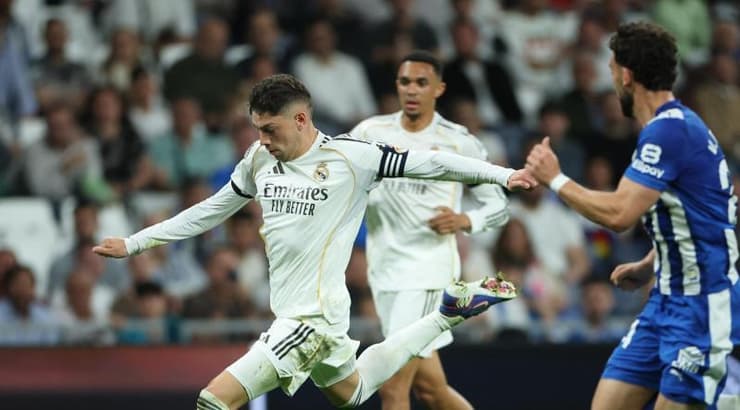 פדר ואלוורדה בועט