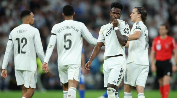 ויניסיוס חוגג בנשיקה על הסמל