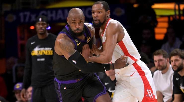 קווין דוראנט ולברון ג'יימס במאבק