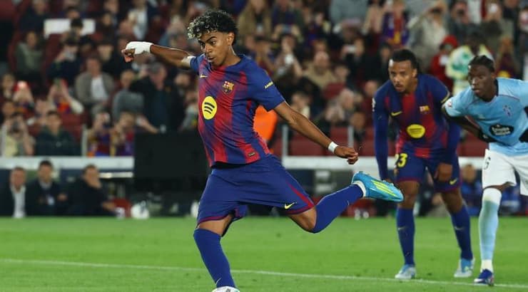 לאמין ימאל בועט את הפנדל