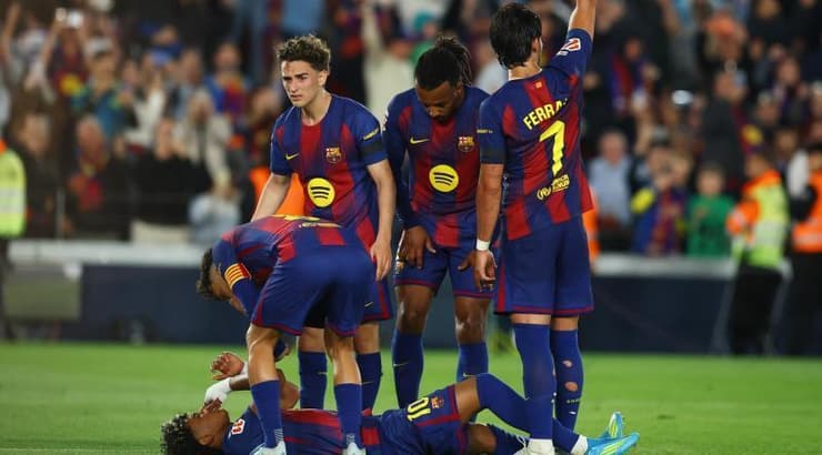 לאמין ימאל שוכב על כר הדשא