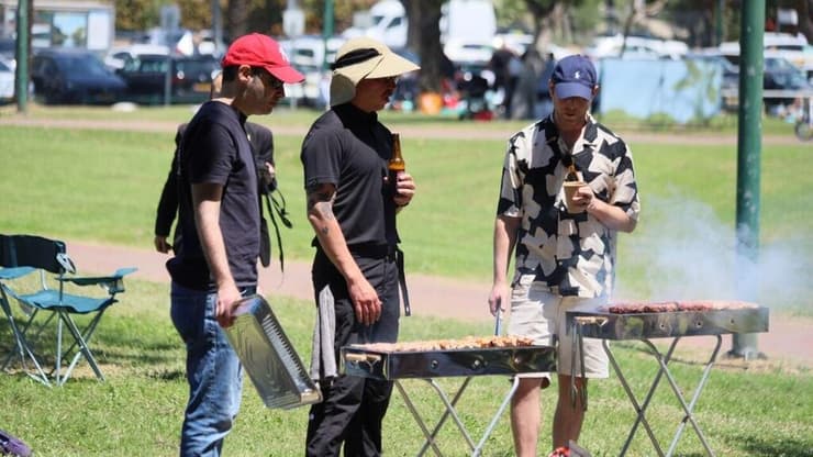 משפחות עושות על האש ביום העצמאות בפארק הירקון