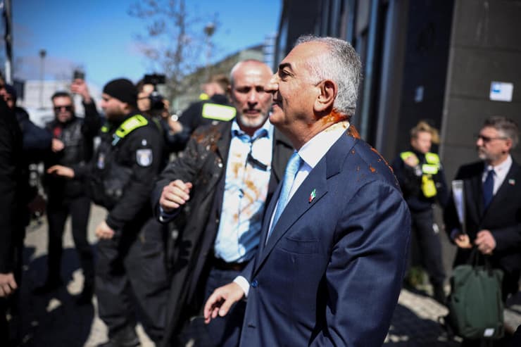 מפגין איראני מתיז צבע על רזא פהלווי במהלך ביקורו בברלין