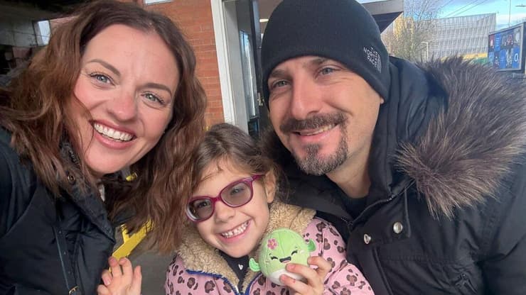 ספי סנדפורד חולה במחלת לבר אמורוזיס מולדת (LCA) שגורמת לעיוורון תורשתי עם הוריה ליסה ותם