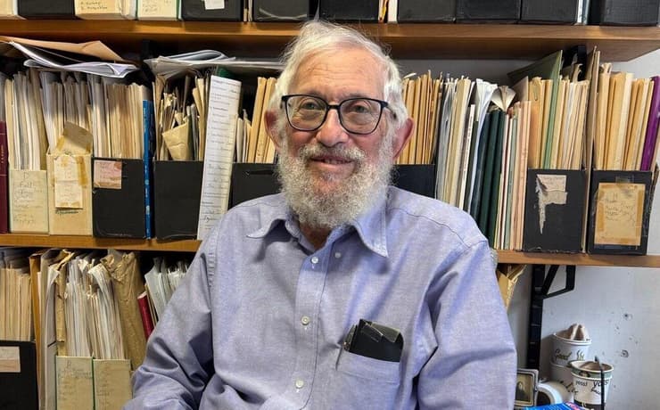 הולך כל בוקר, גם בגיל 85 ובעיצומה של מלחמה, לעבודתו במשרד קטן בקומת המרתף של מכון איינשטיין למתמטיקה באוניברסיטה העברית בירושלים. בנימין וייס במשרדו