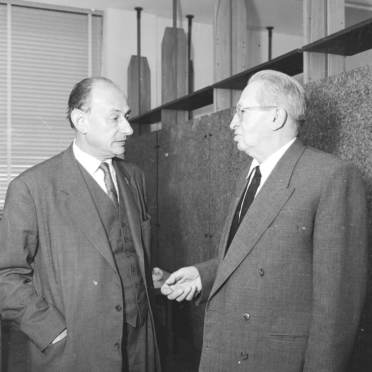 חוקר הקבלה גרשם שלום (משמאל) לצד נשיא המדינה השני, יצחק בן-צבי