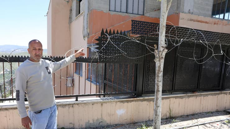 משפחה פלסטינית שביתם הוצת על ידי מתנחלים בכפר בית אמרין